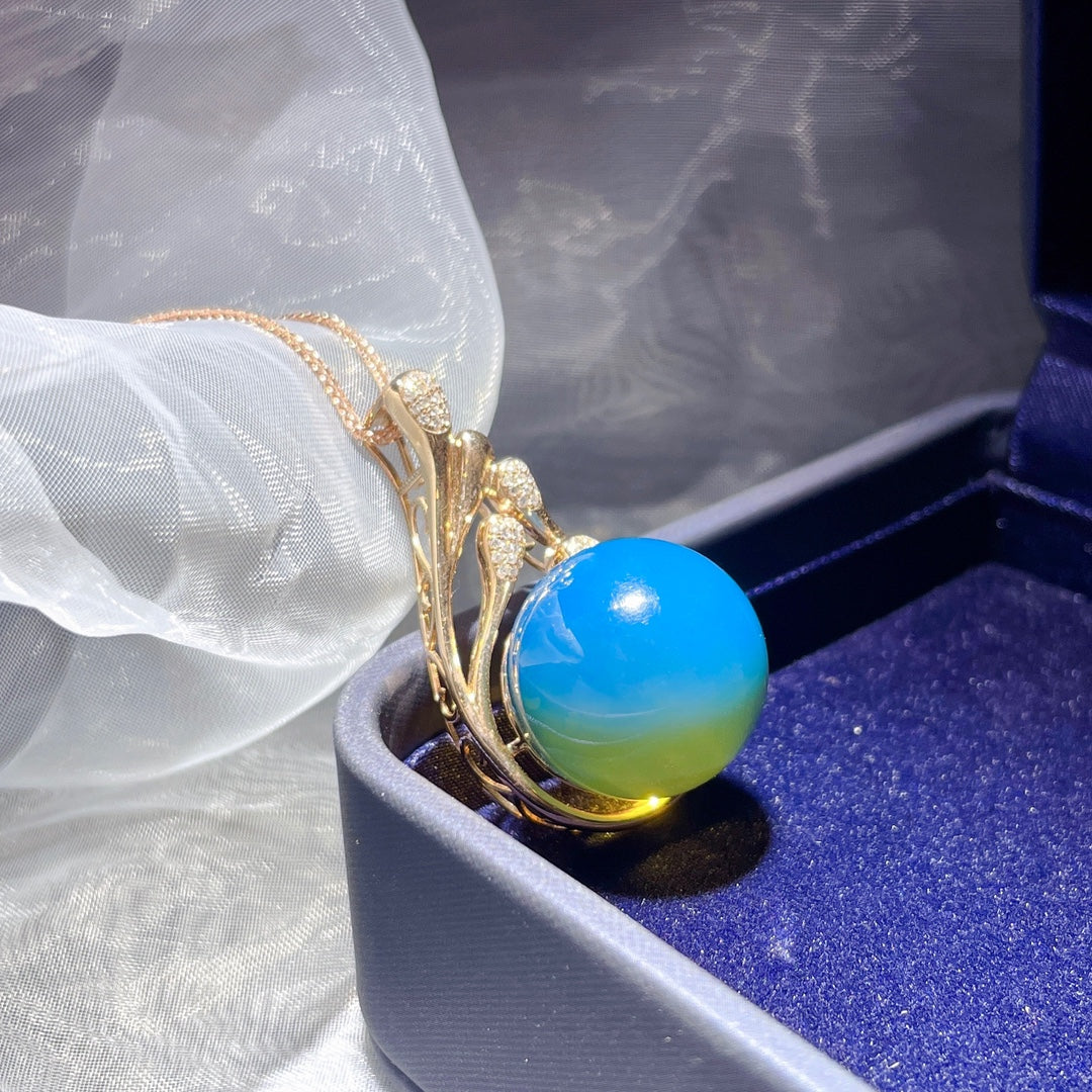 Colgante de ámbar azul dominicano incrustado en oro de 18 quilates - Joyería elegante de verano y otoño