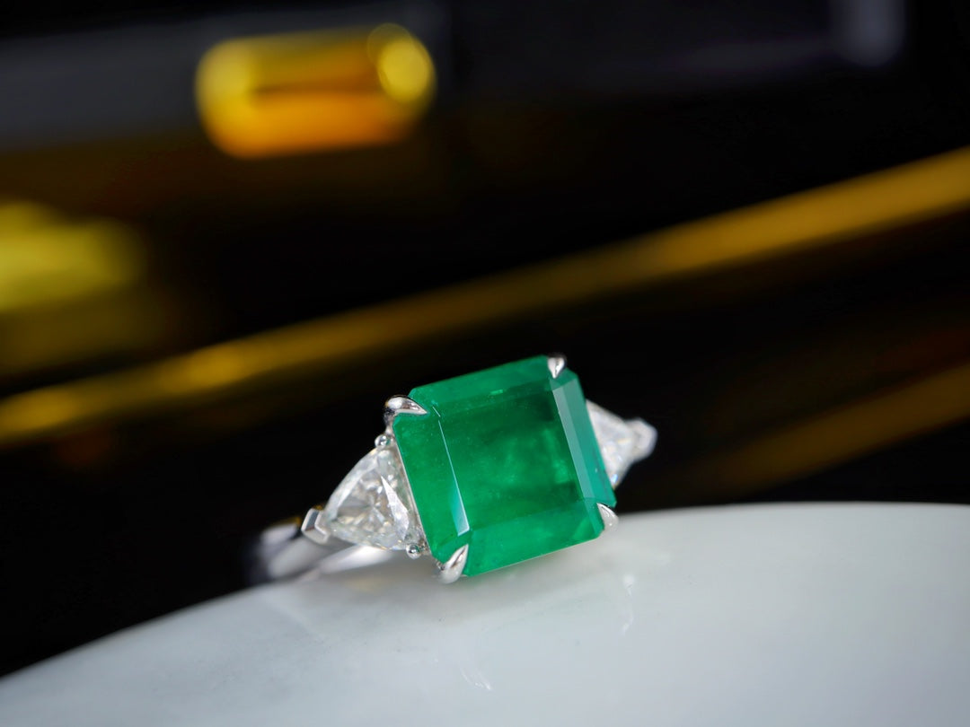Bijuterii de smarald: inel verde viu de smarald de 2,91 ct cu accente de diamante