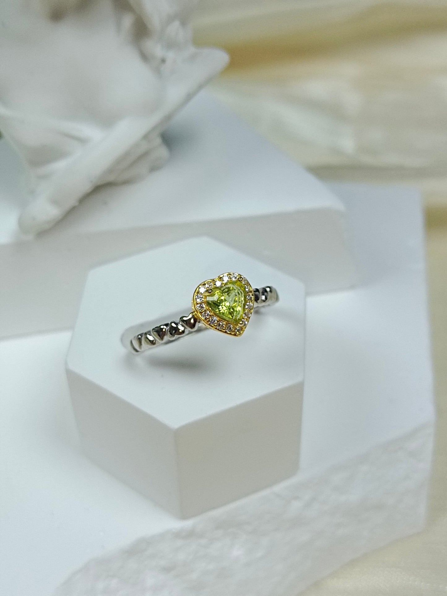 Elegante anello con peridoto a forma di cuore in argento S925 incorporato - Gioielleria di moda