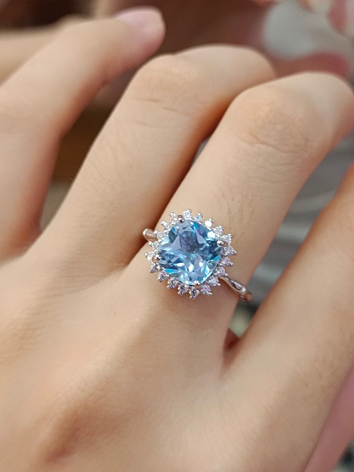 Inel rafinat cu topaz natural - O bijuterie obligatorie