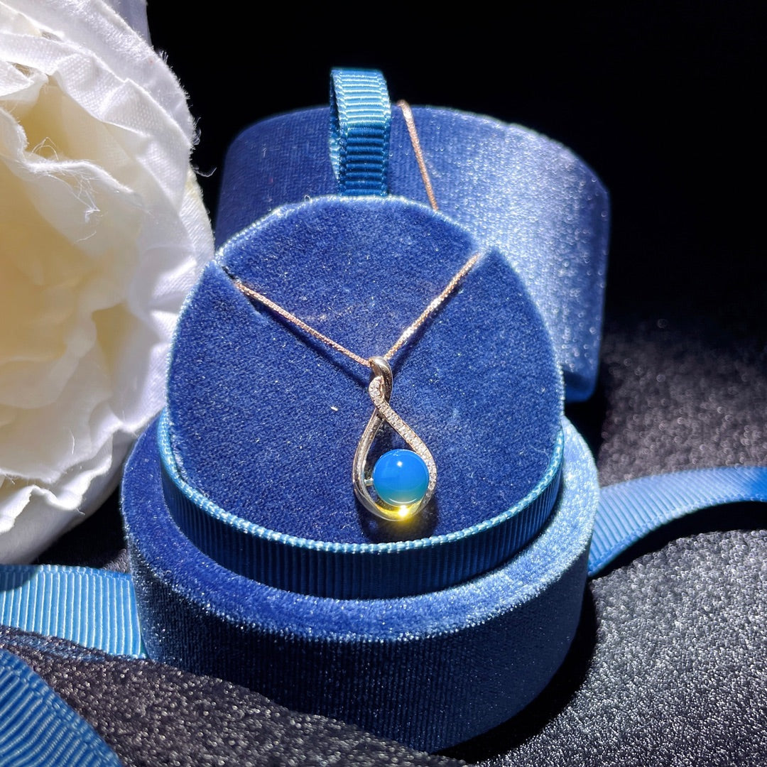 सुरुचिपूर्ण 18K गोल्ड एंबेडेड डोमिनिकन ब्लू एम्बर पेंडेंट - अद्वितीय आभूषण