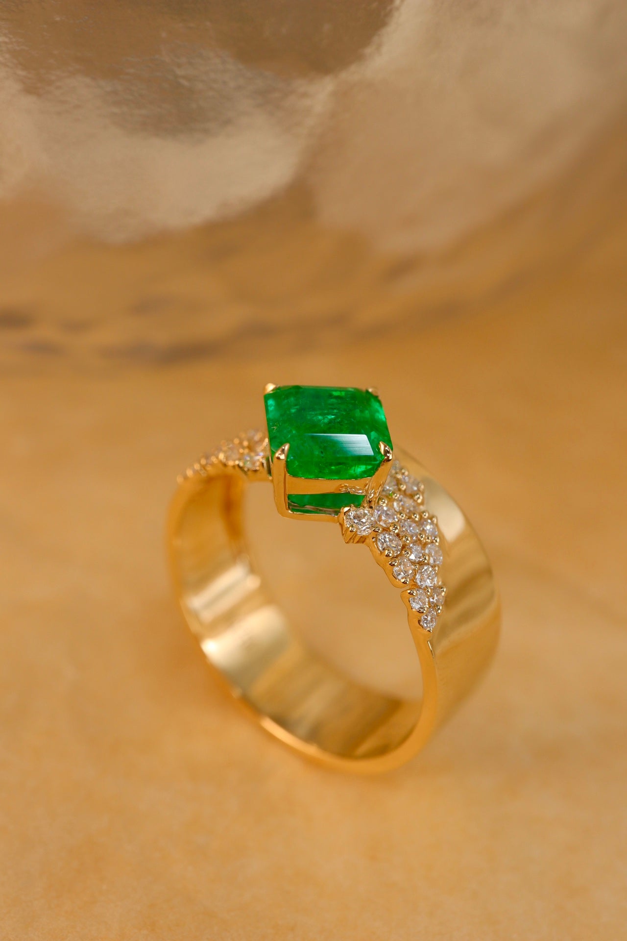 Schmuckstück aus Panjshir-Smaragd und Diamanten – ein funkelndes Juwel
