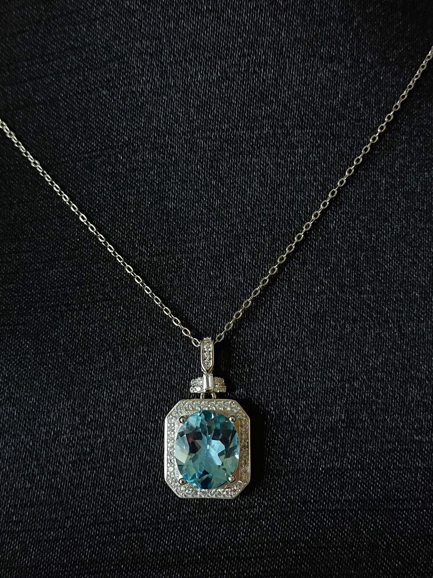 Bijuterii cu pandantiv în topaz natural - Design elegant și versatil
