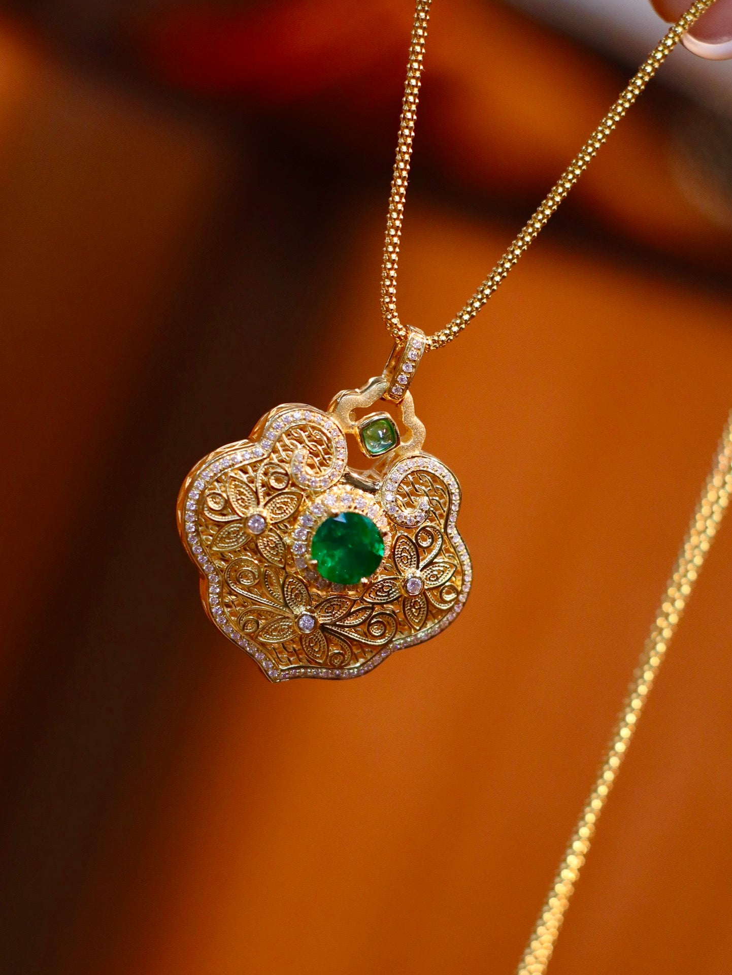 Exquisito colgante con candado de paz esmeralda y hoja de jade de rama dorada - Joyería Premium