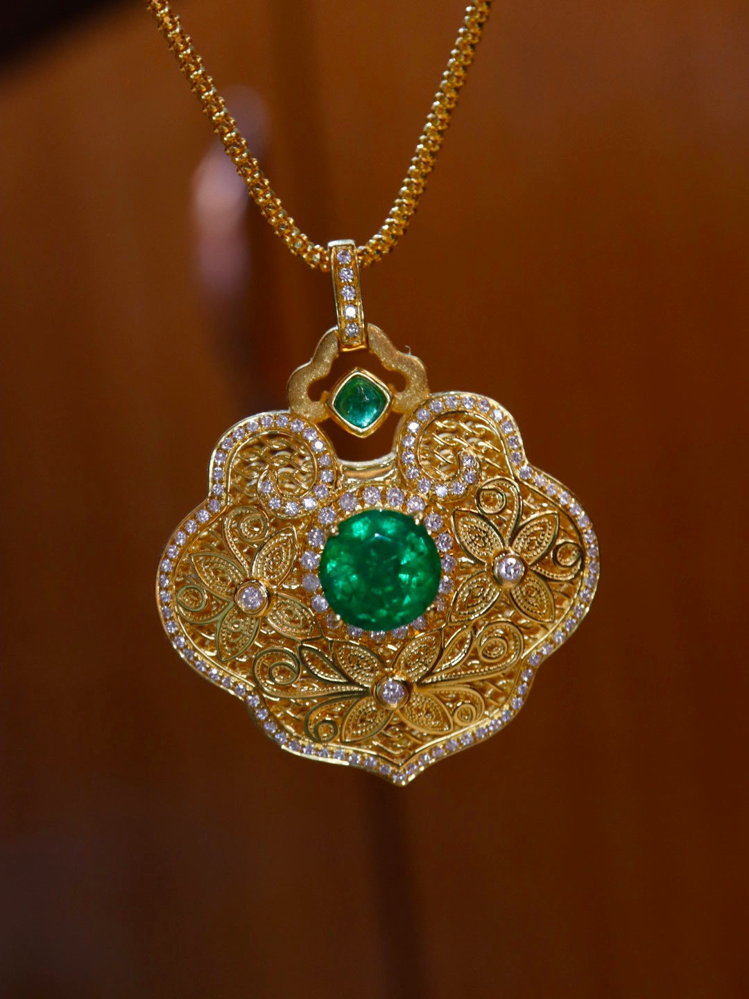 Emerald Green Amulet Pendant Jewelry - Locking in Safety and Fortune