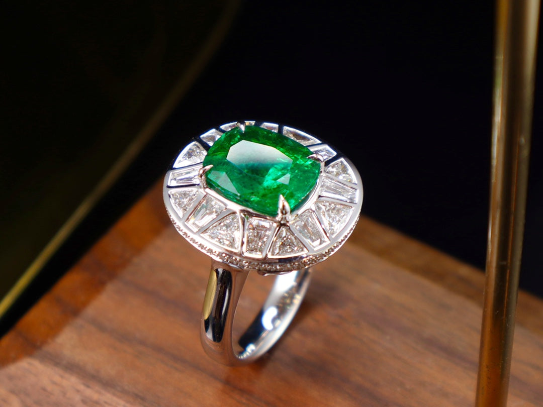 Anello con smeraldo: capolavoro di gioielleria verdeggiante di prima qualità