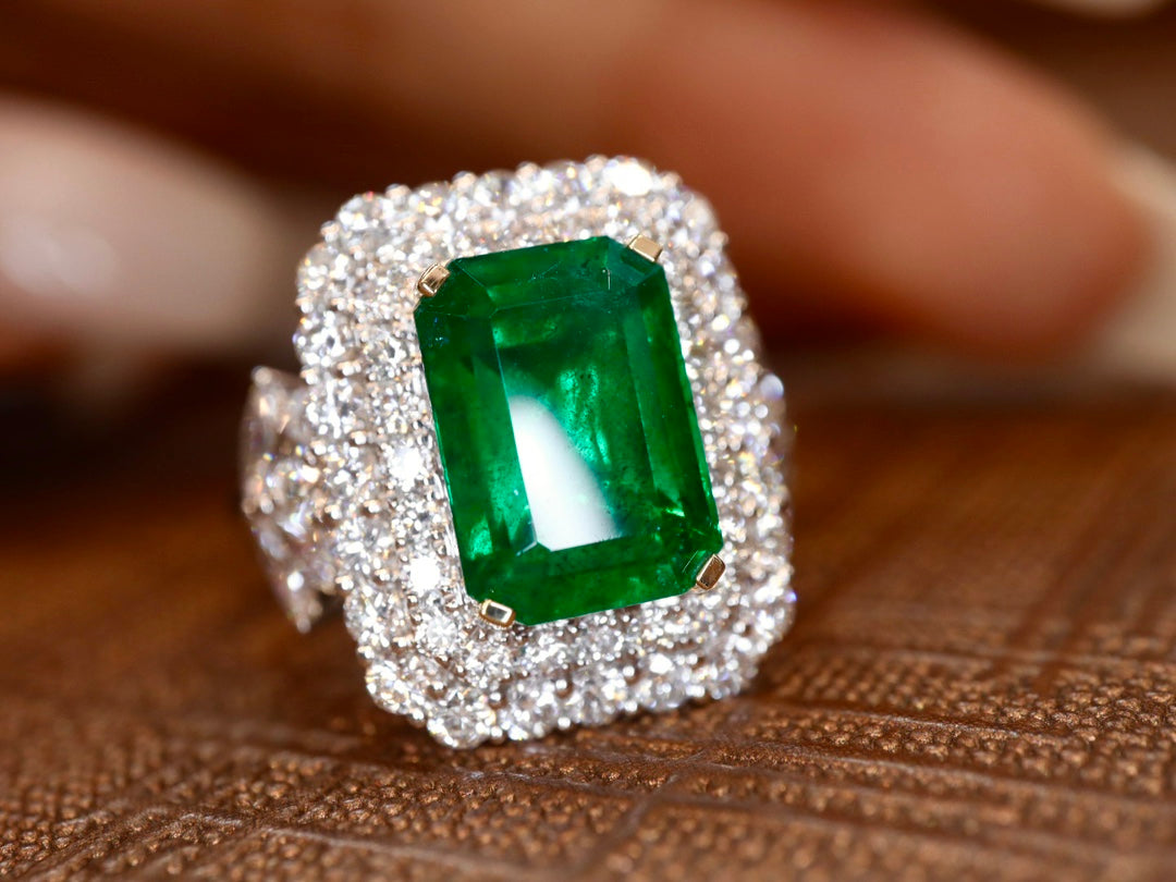 Anello con smeraldo verde vivido: gioielli di lusso di fascia alta