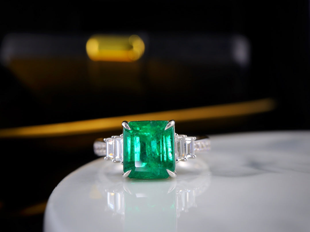 Anello con smeraldo - Gioiello verde brillante da indossare ogni giorno
