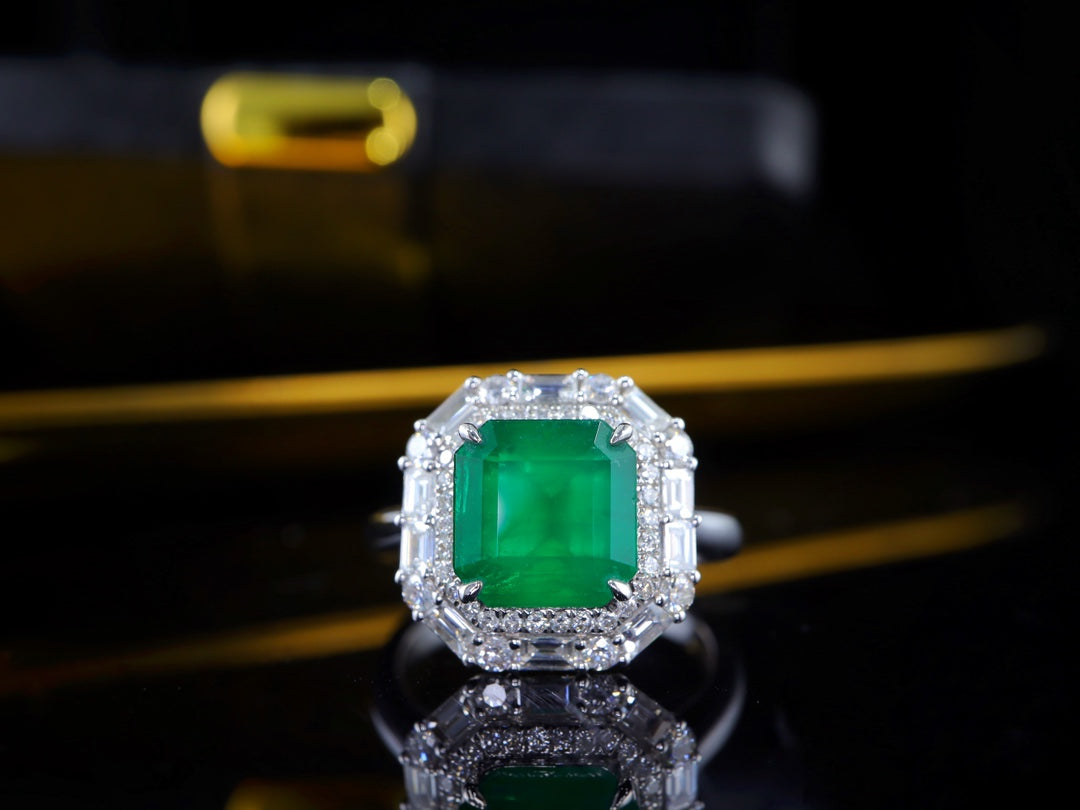 Smaragdring: Lebhaft grüner, klassischer Eleganzschmuck