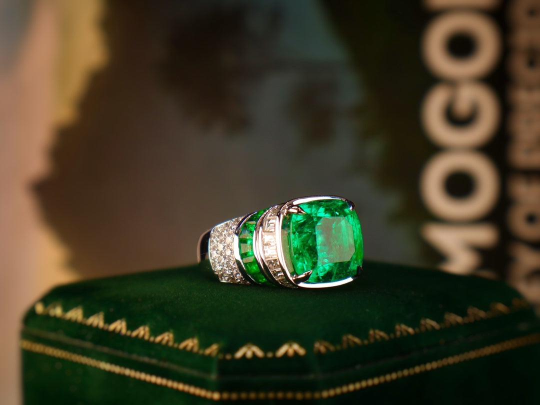Bague émeraude avec un design artistique architectural | Bijoux haut de gamme