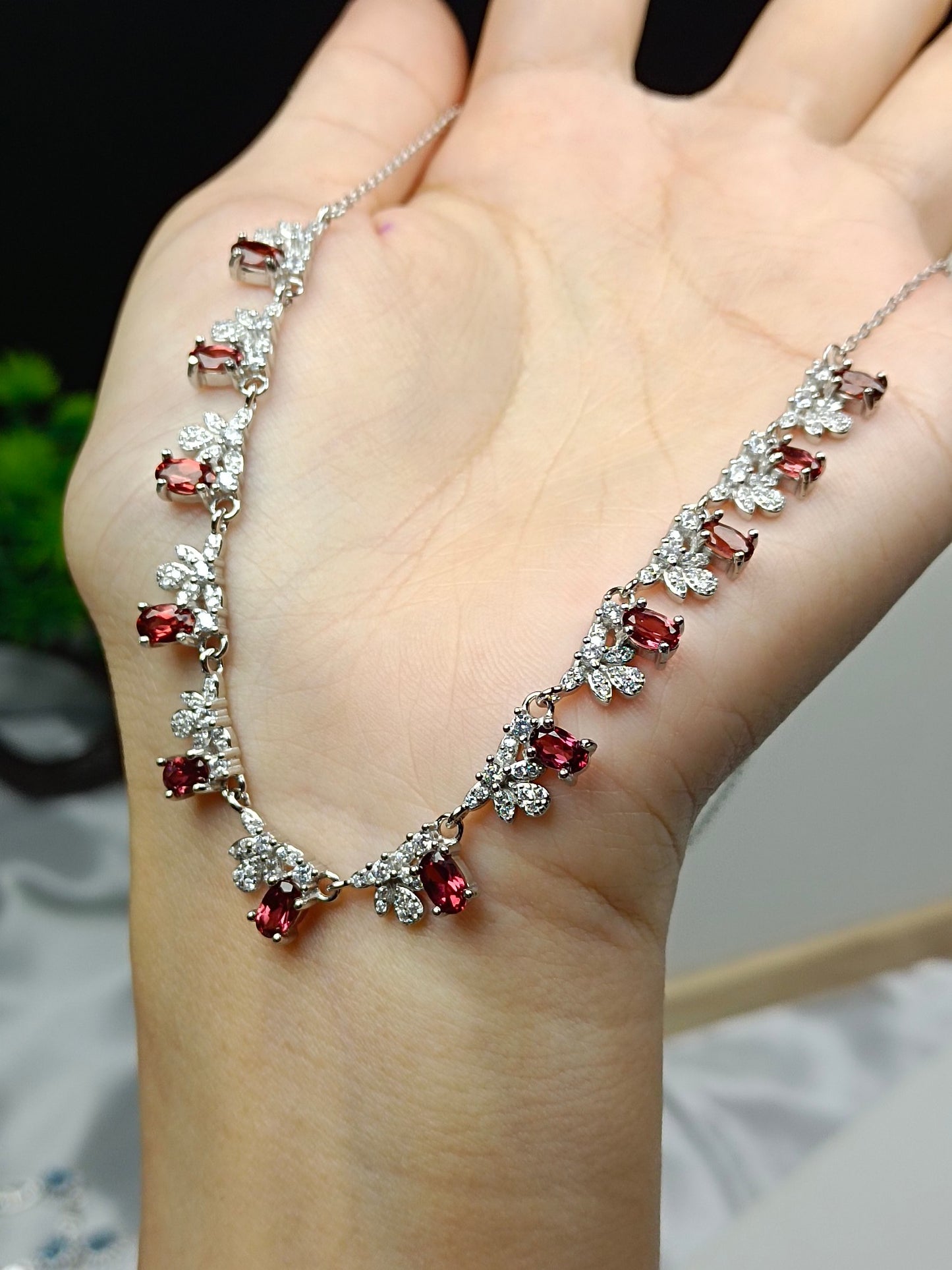 Kalung Perhiasan Tertanam Garnet Perak S925 yang Mewah