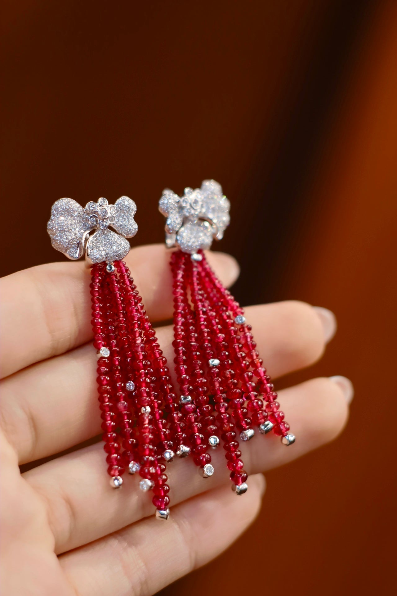 Boucles d'oreilles en spinelle du Myanmar non chauffées : bijoux fascinants au design de perles de jet