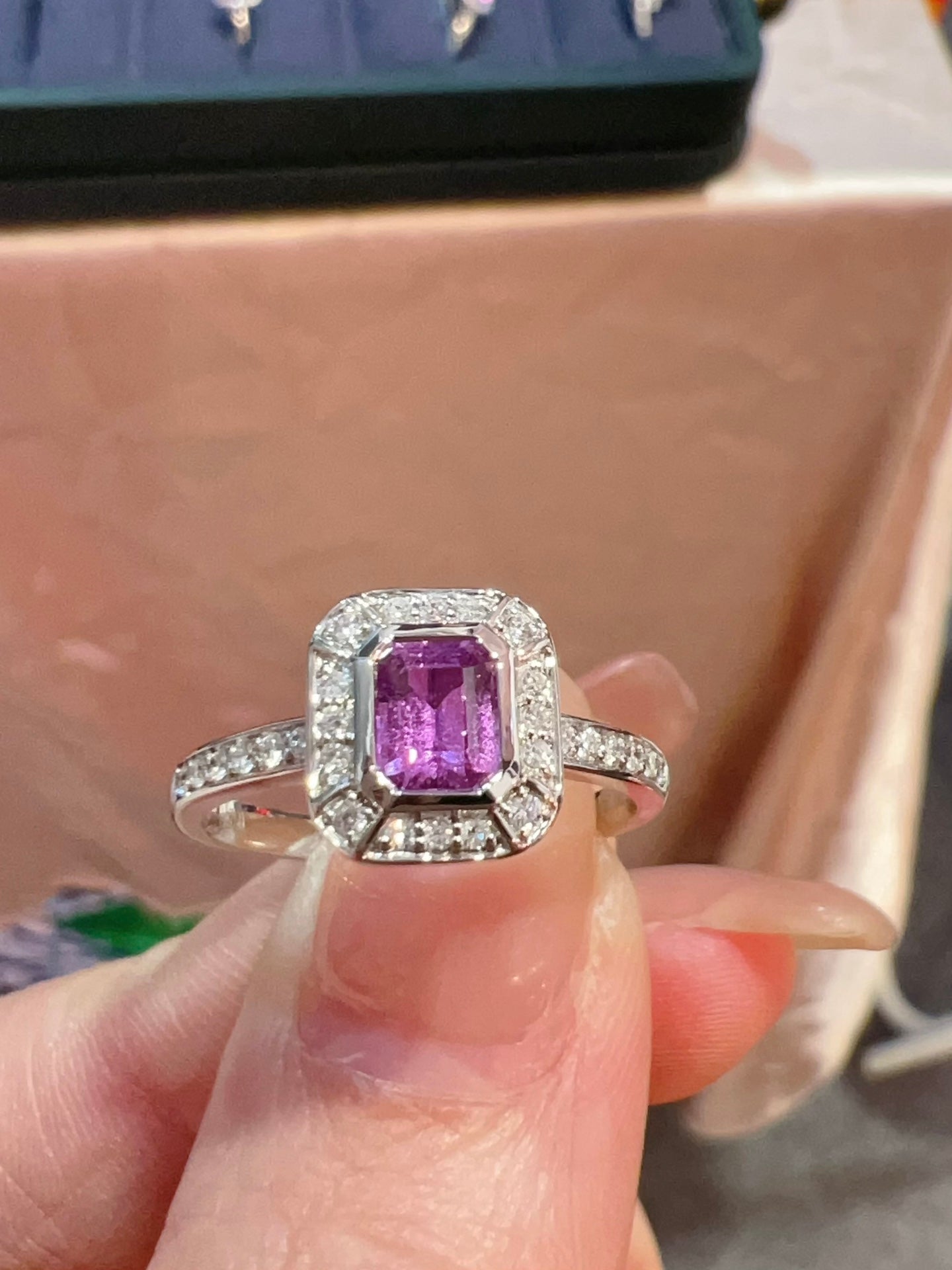 Inel elegant și versatil din aur de 18K cu safir Paparacha cu diamante - bijuterii pentru fiecare ocazie