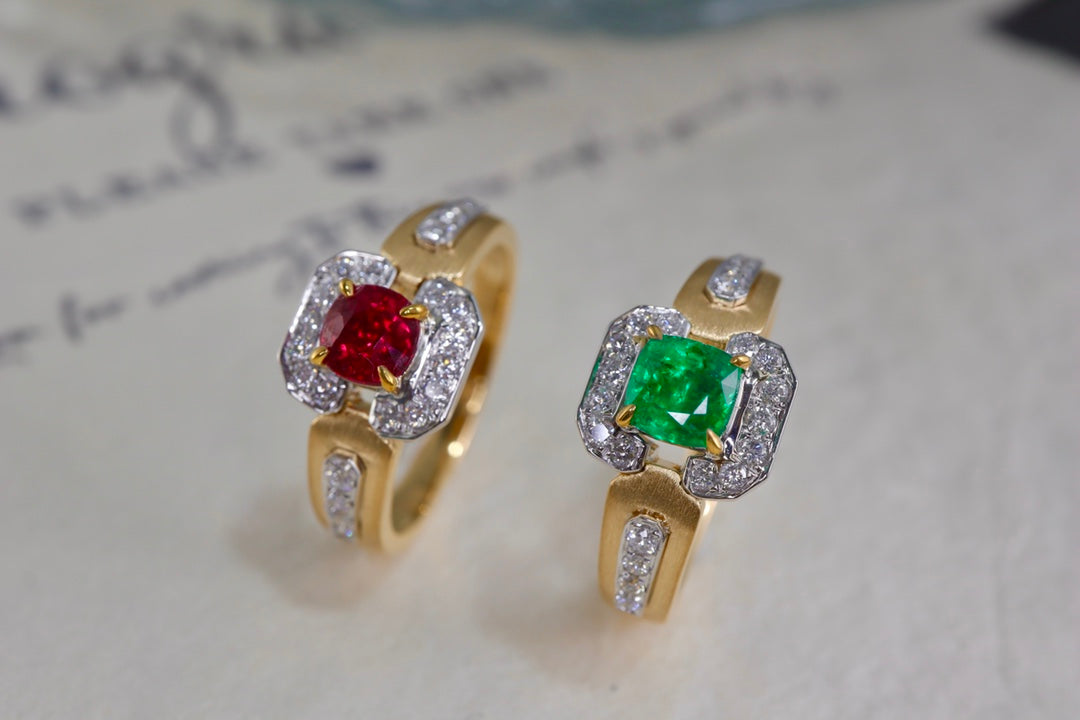 Luxuriöser und trendiger Schmuck: 18-karätiges Gold und mit Diamanten verziertes Stück