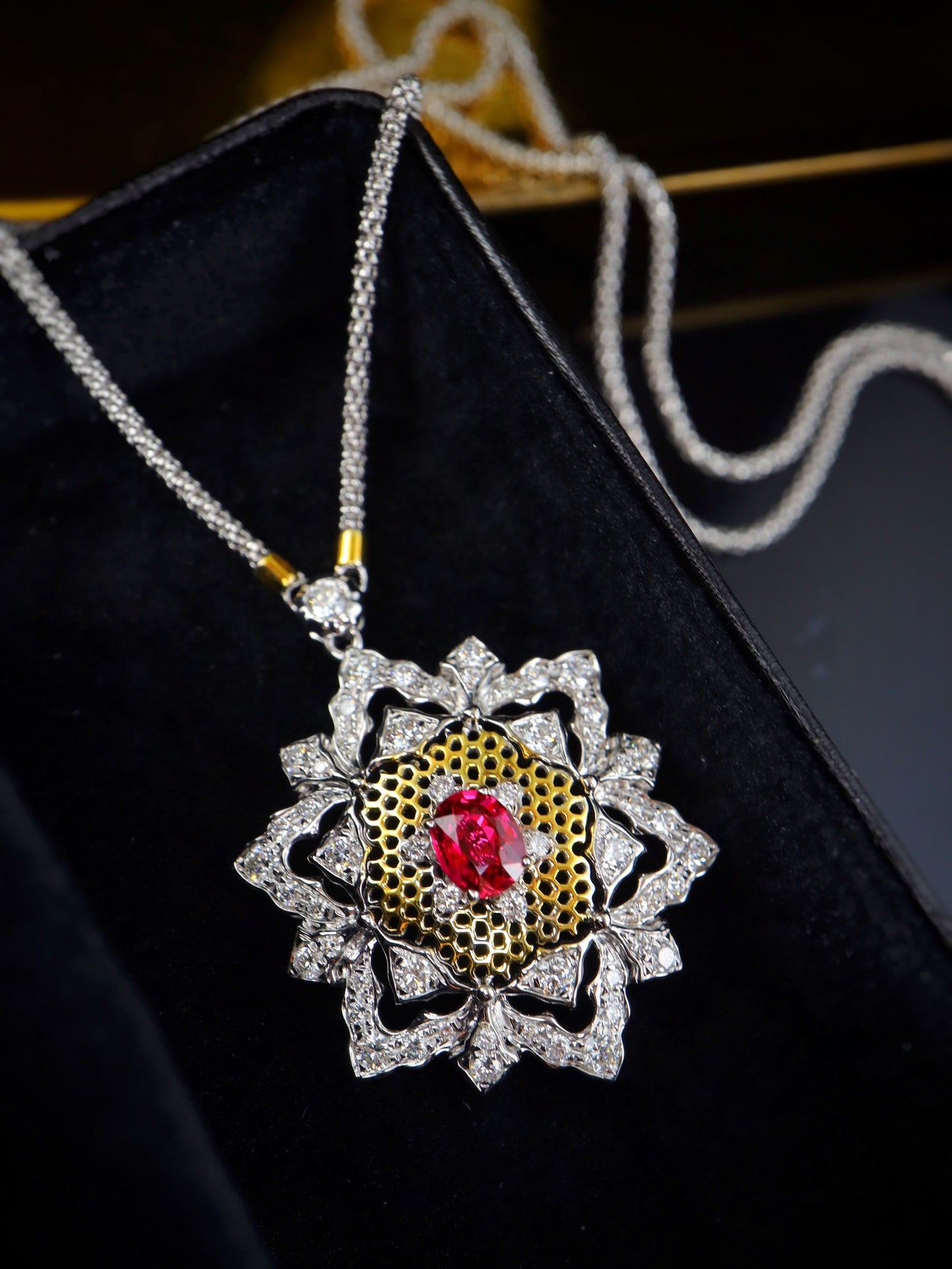 Joyería de elegancia italiana: collar de oro tallado estilo Buccellati con rubí sangre de paloma