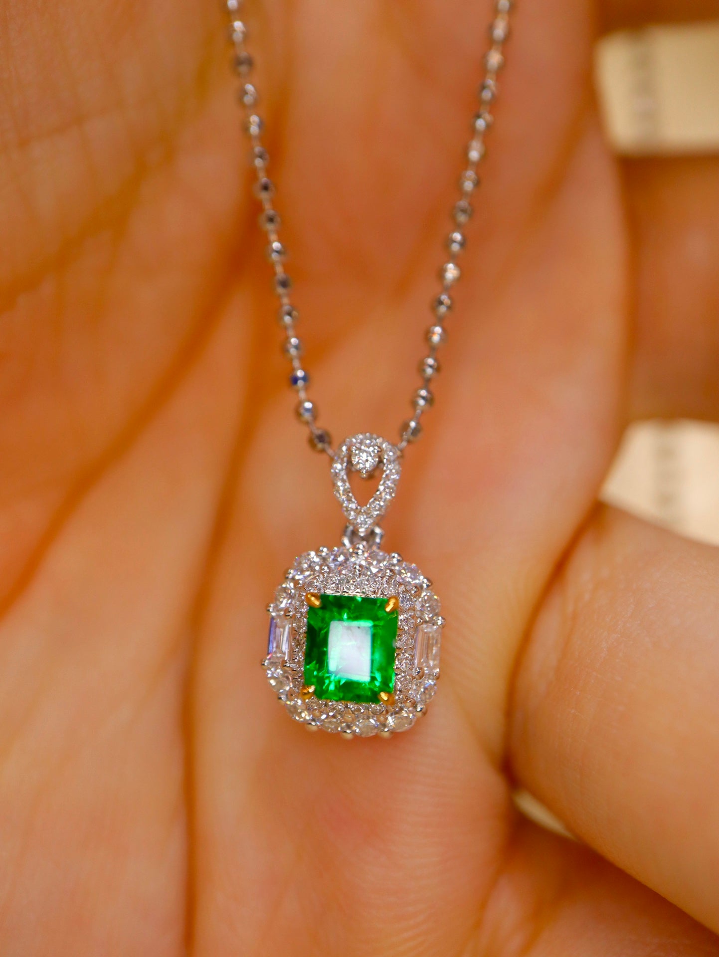 Joyería con colgante de esmeralda de Panjshir: una joya brillante para el coleccionista exigente