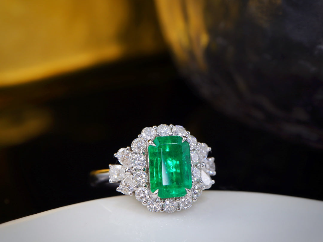 Anello con smeraldo: gioielli di lusso vetrosi, verde vivo