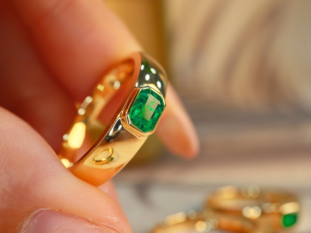 Minimalist Elegance: 18k Gold Embedded Natural Emerald Ring | Premium Jewelry