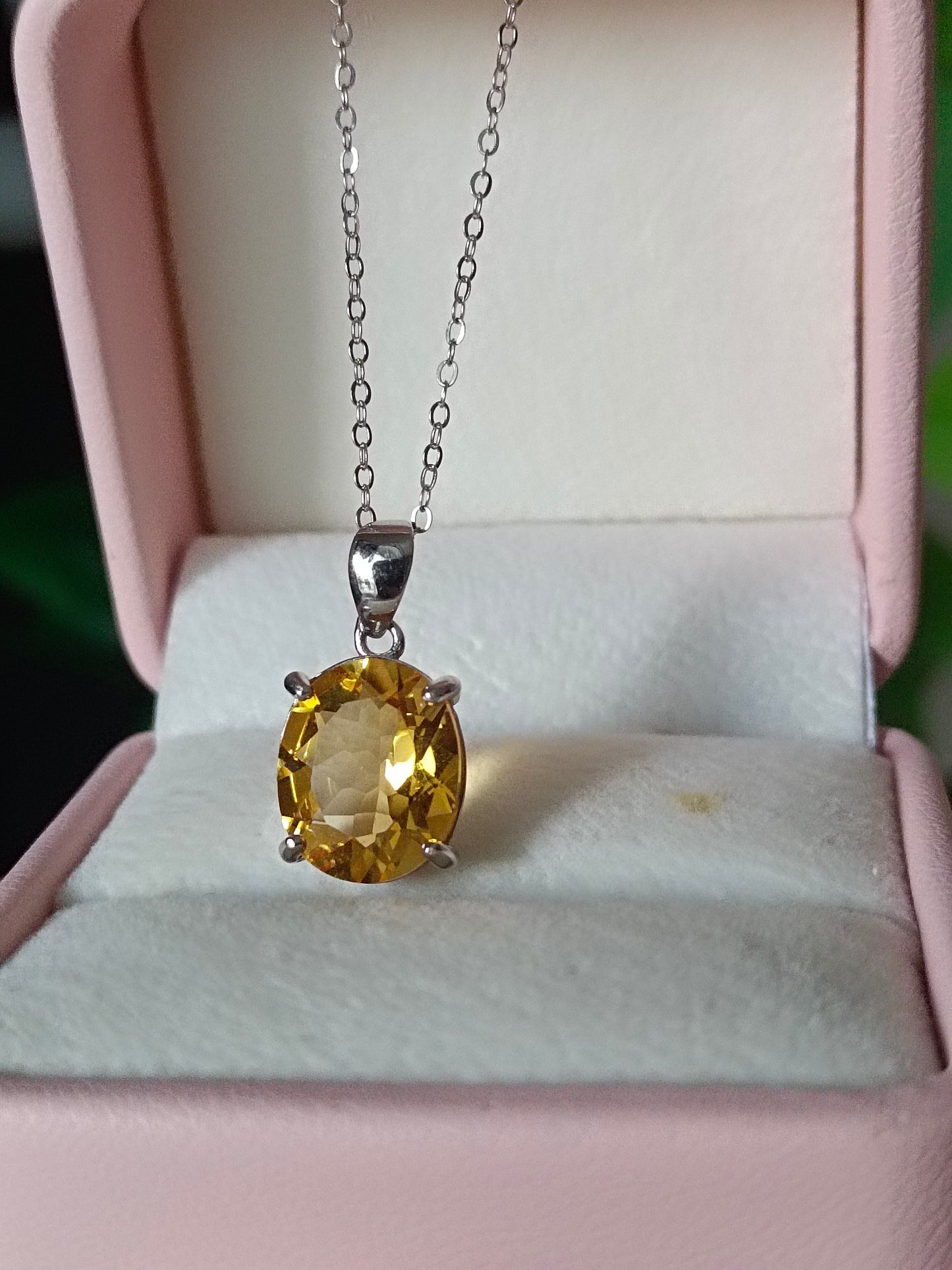 Naturligt gult citrinhänge - eleganta smycken för alla tillfällen