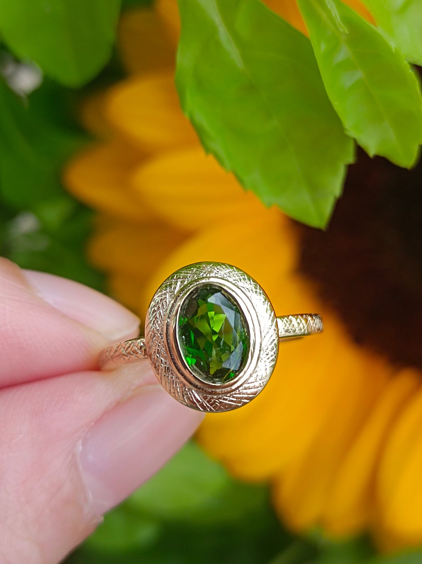 Inel diopside natural rafinat - O fuziune a pietrelor prețioase și a măiestriei Buccellati