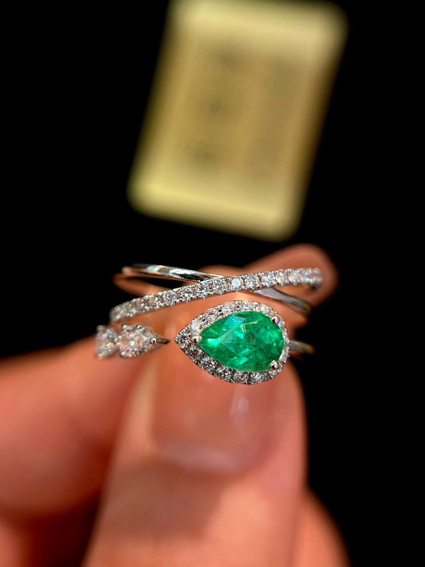 Inel elegant și captivant din aur de 18K cu smarald columbian cu diamante - o bijuterie obligatorie