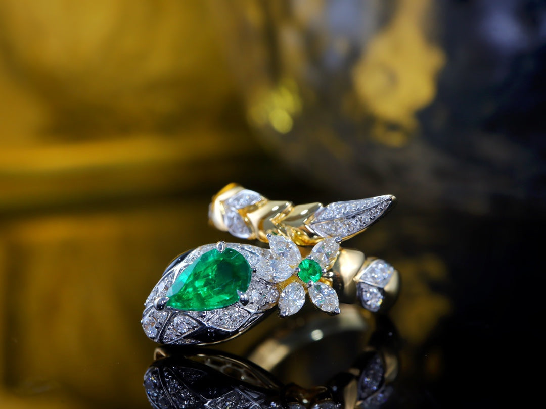 Smaragdring im Serpentinen-Design – ein mystisches und luxuriöses Schmuckstück