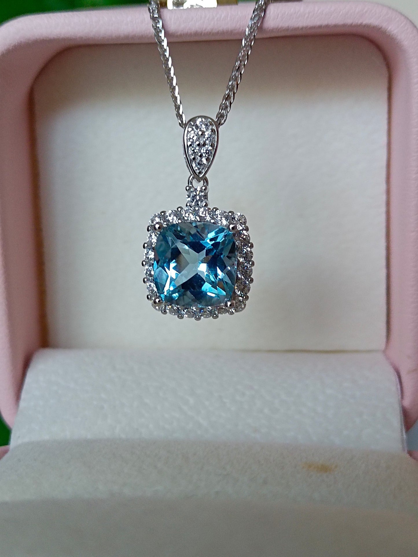 Pandantiv rafinat cu topaz albastru elvețian natural - Un must-have pentru bijuterii
