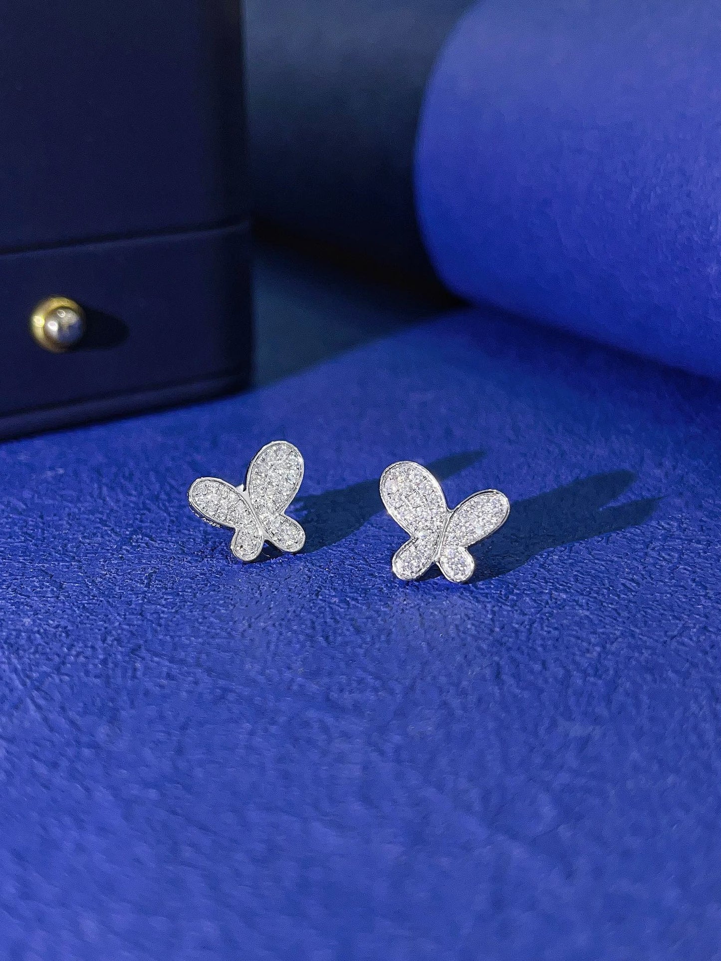Pendientes de mariposa irregulares con diamantes cultivados de 9 quilates