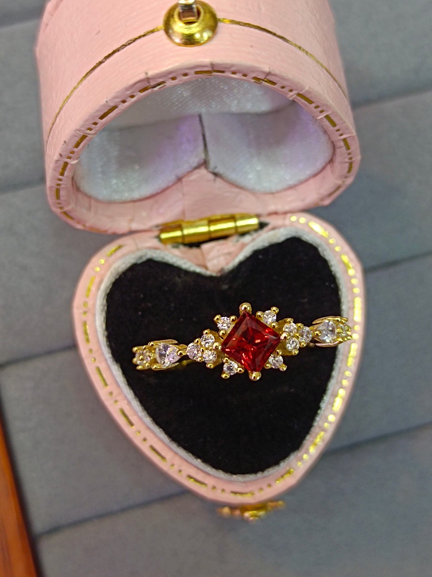S925 Sølv Princess-Cut Granat Ring - Utsøkt smykkehåndverk