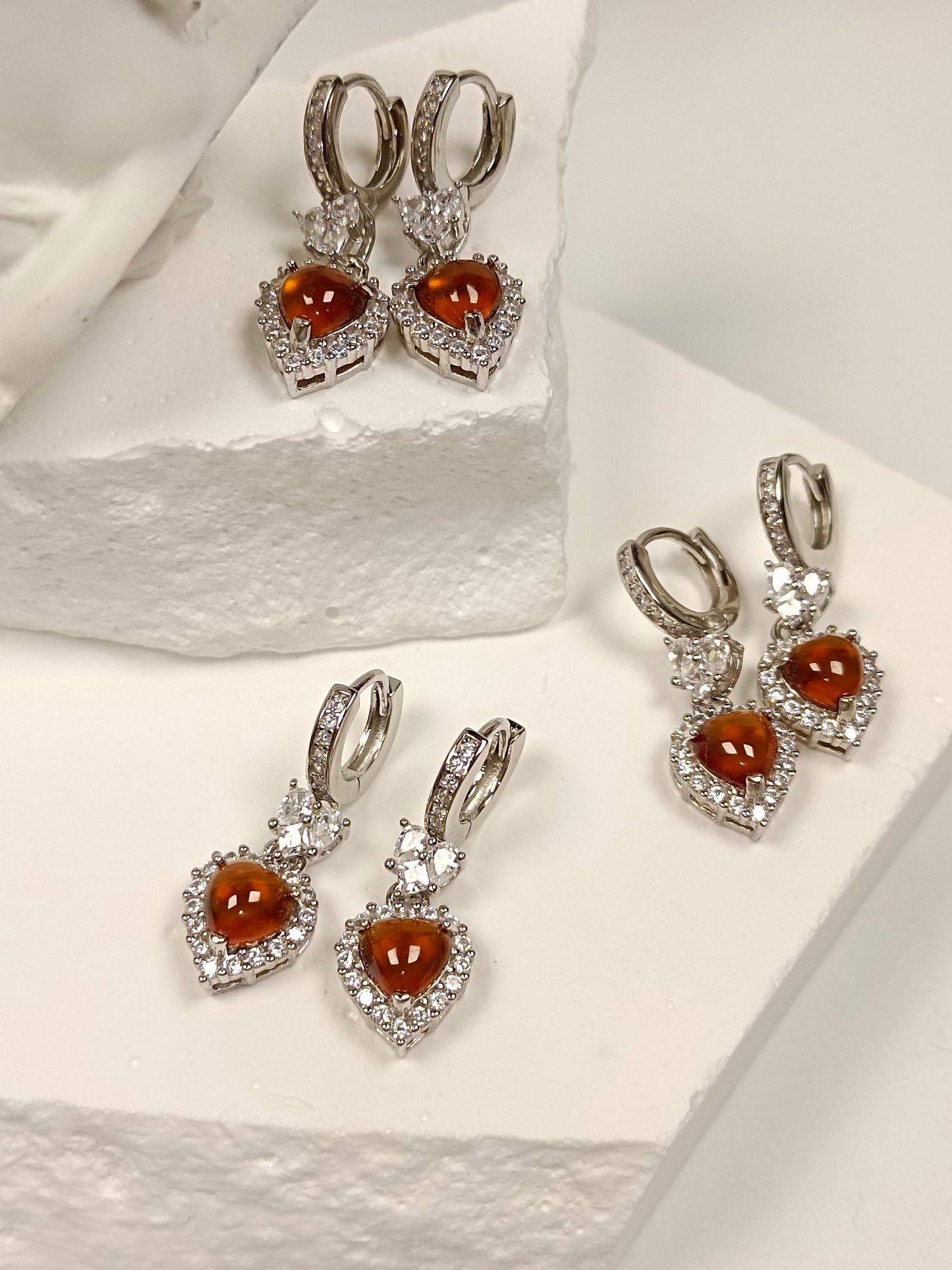 Herzförmige Ohrringe aus S925-Silber, eingebettet in feinen Mandarin-Granat – ein Hauch orangefarbener Eleganz