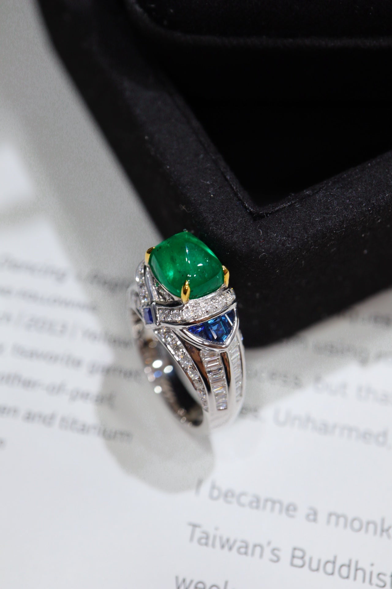 Artdeco Schwerer handwerklicher Zuckerhut-Smaragd-Ring mit 3,68 ct – seltener großer Karat-Schmuck