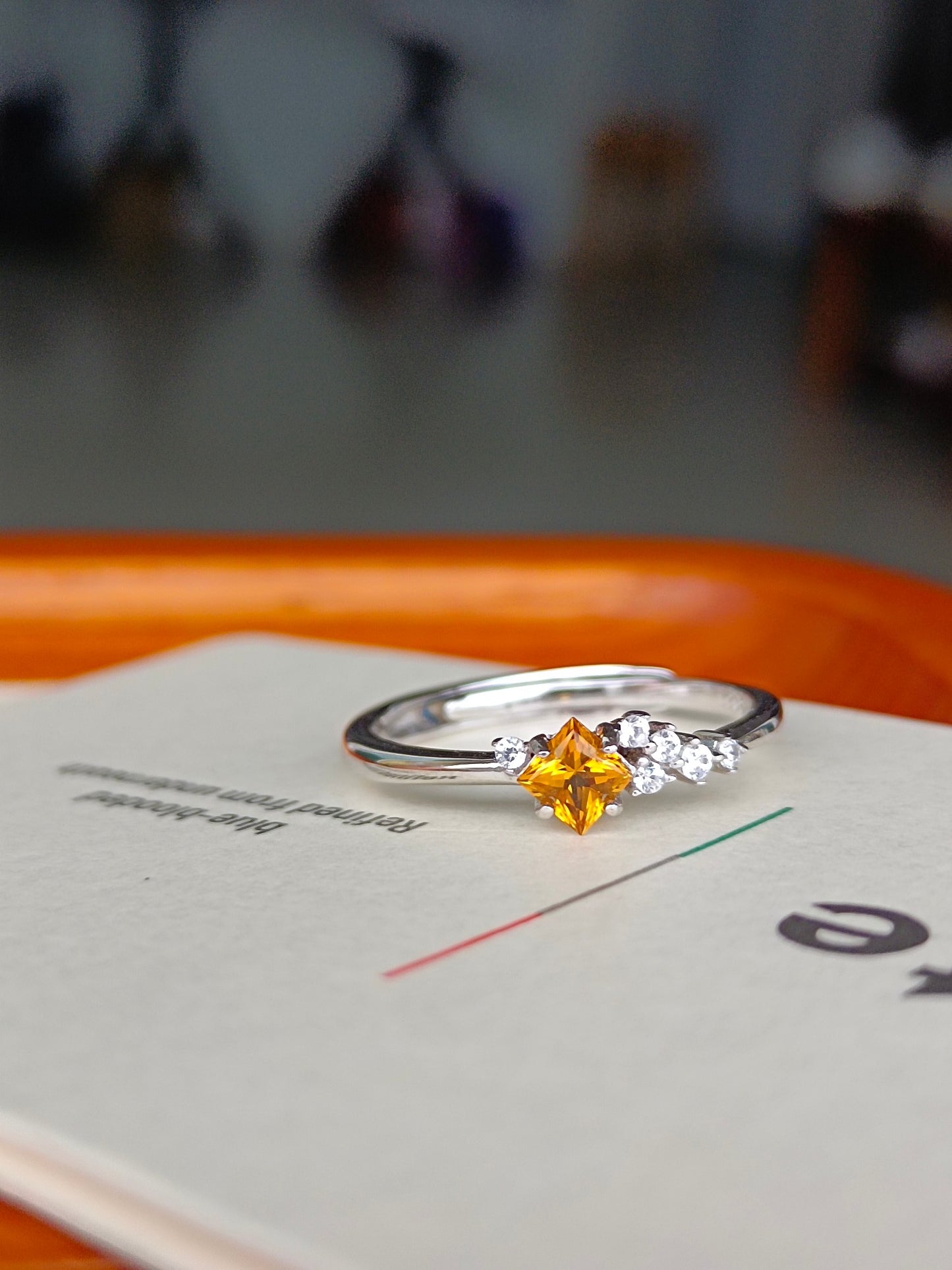 Splendido anello in cristallo giallo taglio principessa: gioielli squisiti