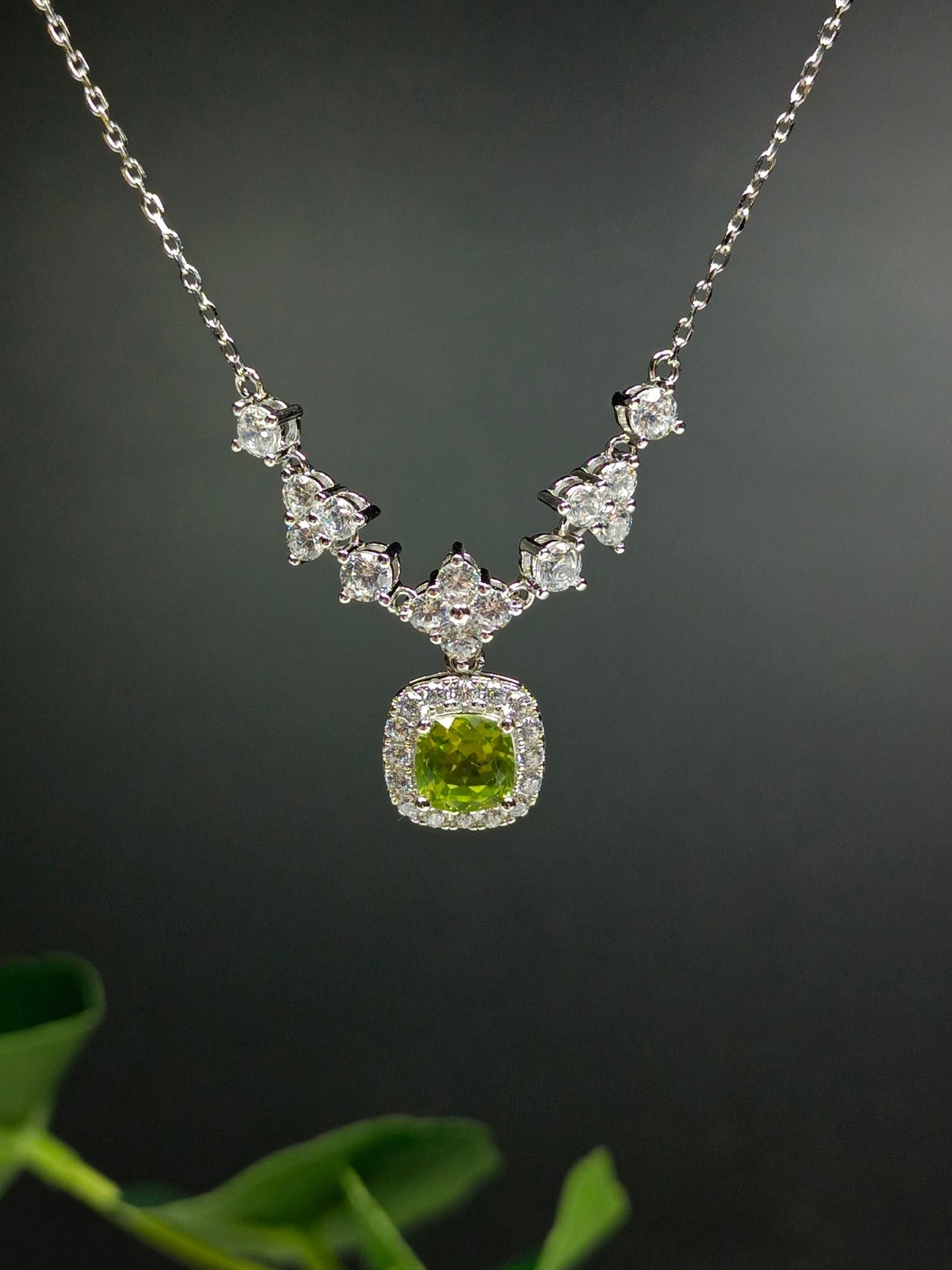 S925 Sterling sølv utsmykket firkantet Peridot anheng Halskjede - Minimalistiske motesmykker