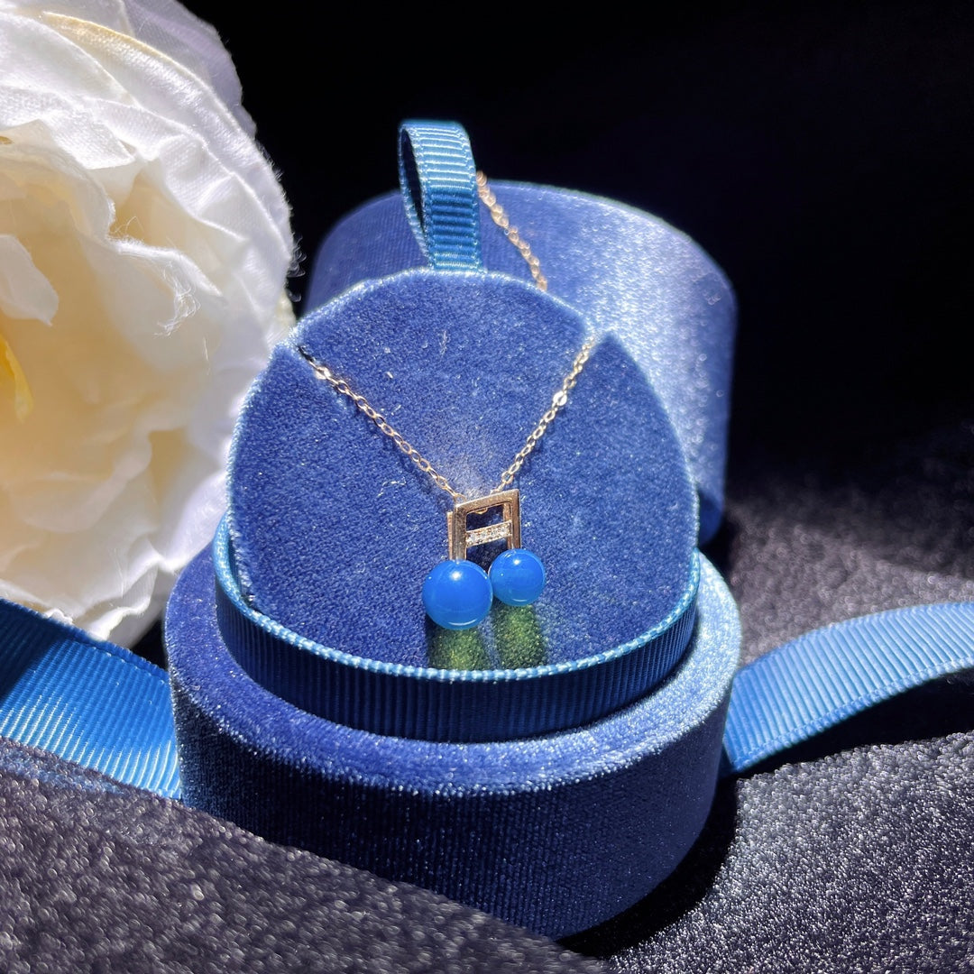Eco otoñal de la primavera: Colgante de ámbar azul dominicano incrustado en oro de 18 quilates - Joyería Única