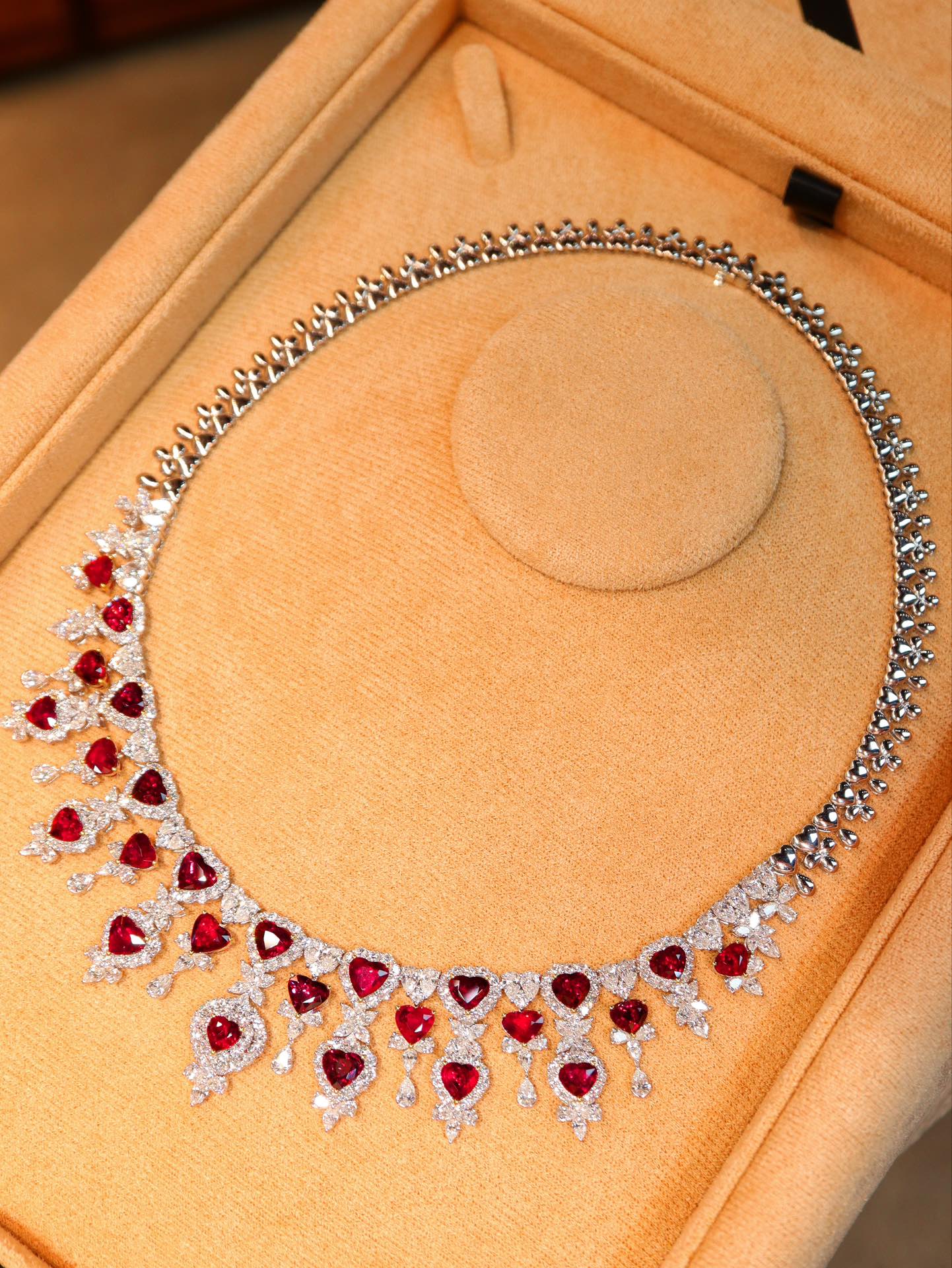Exklusive Kollektion: Rubin-Abendschmuckset im Herzschliff