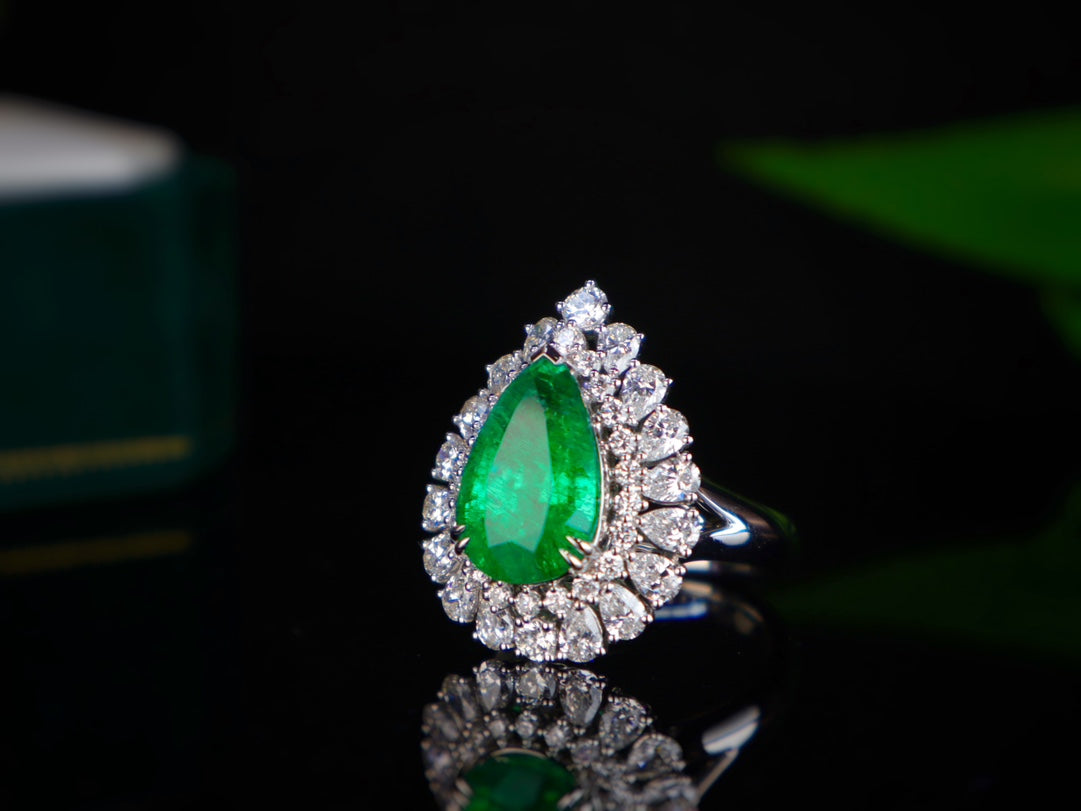 Anello con smeraldo - Gioielli con pietre preziose vetrose verde vivo