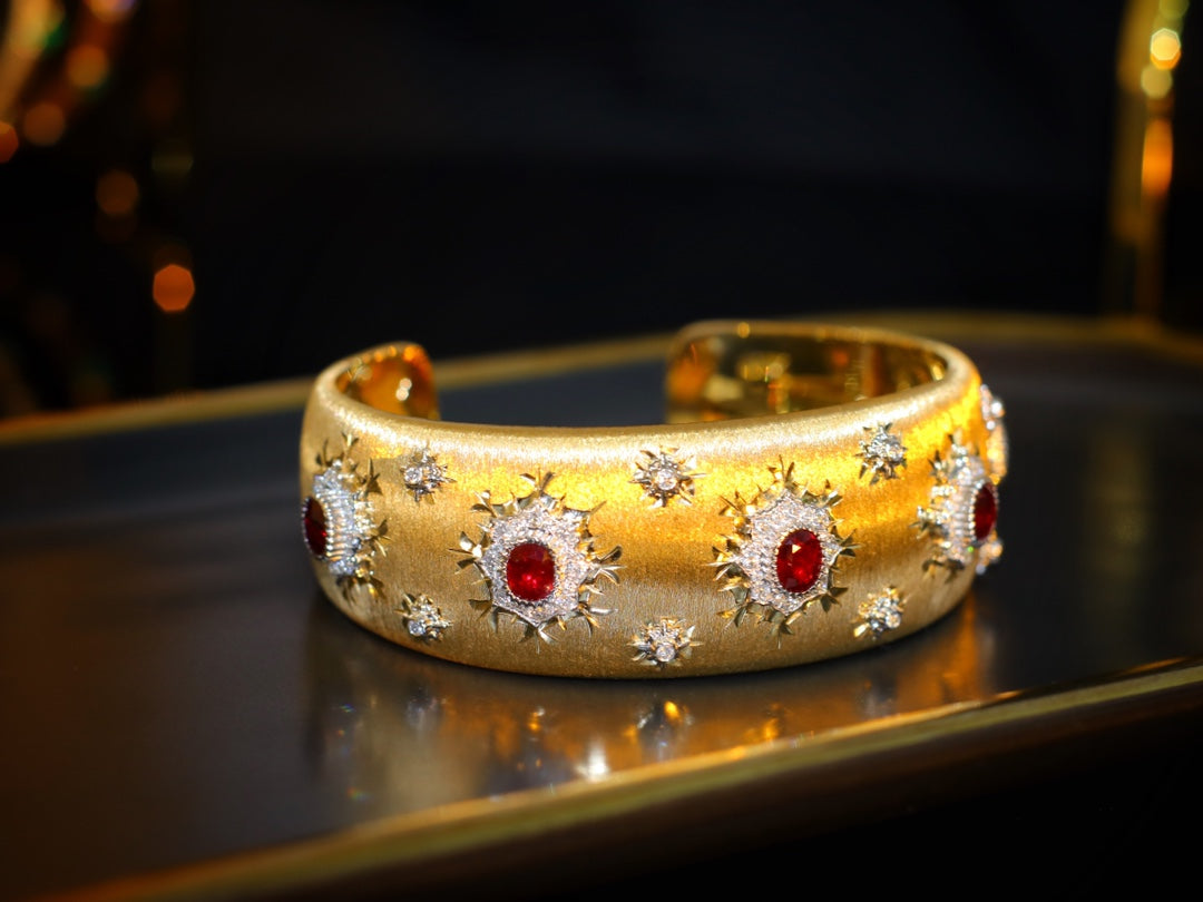 Gelang Cuff Lebar Gaya Buccellati yang Mewah dengan Batu Permata Merah Darah Merpati