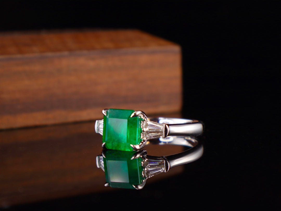Smaragdring – leuchtend grünes Schmuckstück mit Diamantakzenten