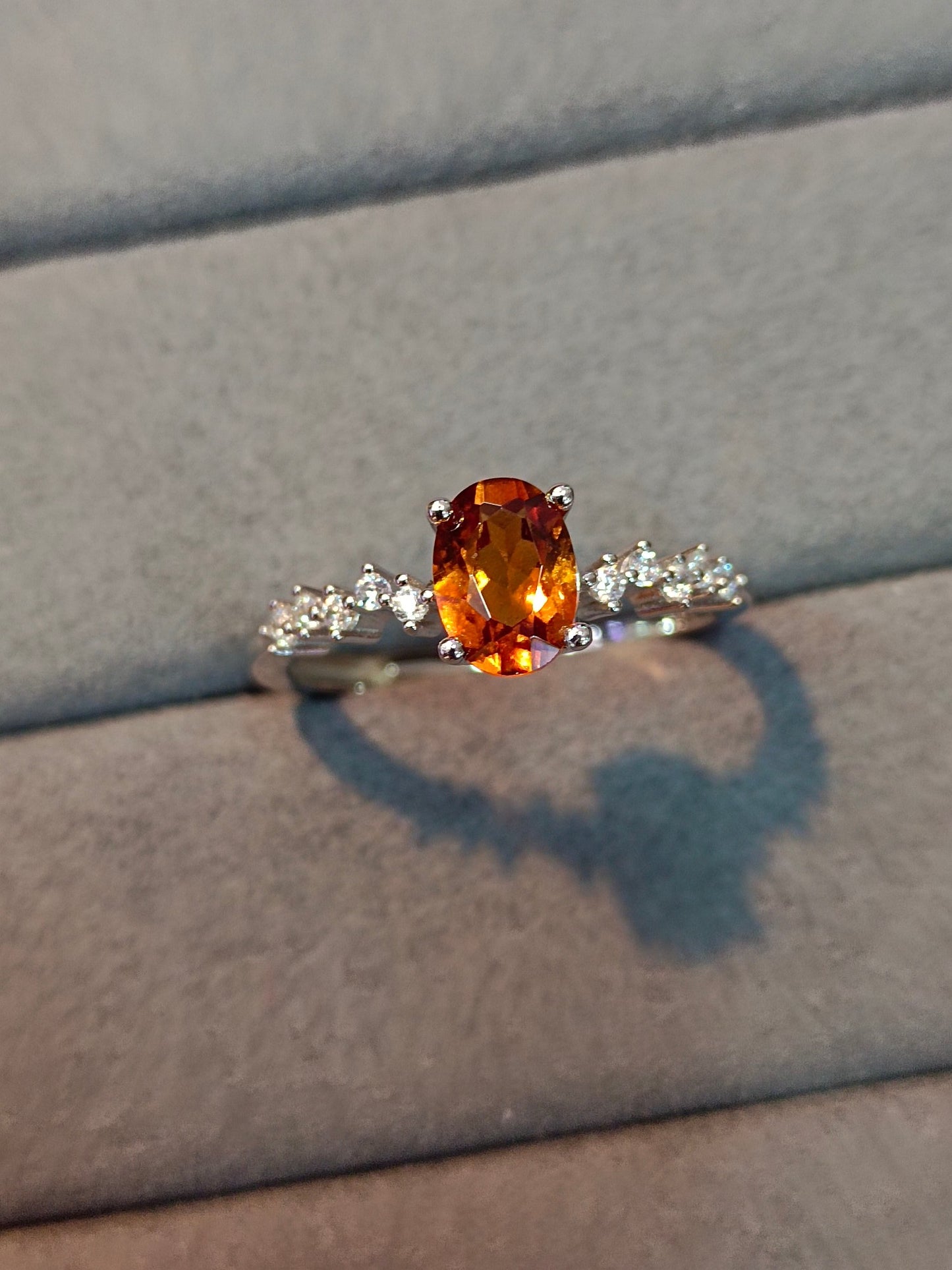 Squisito anello di pregevole fattura in argento sterling S925 incastonato con granato Fanta - Gioielli regolabili