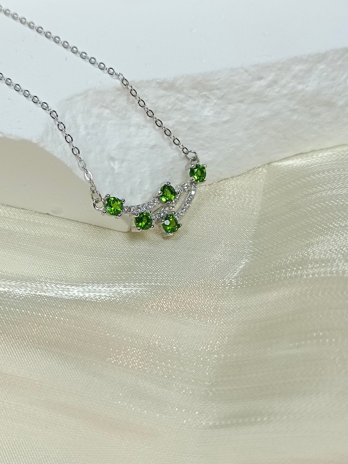 Collana in diopside incastonato in argento S925 - Meteora abbagliante, catena delicata alla clavicola elegante e versatile