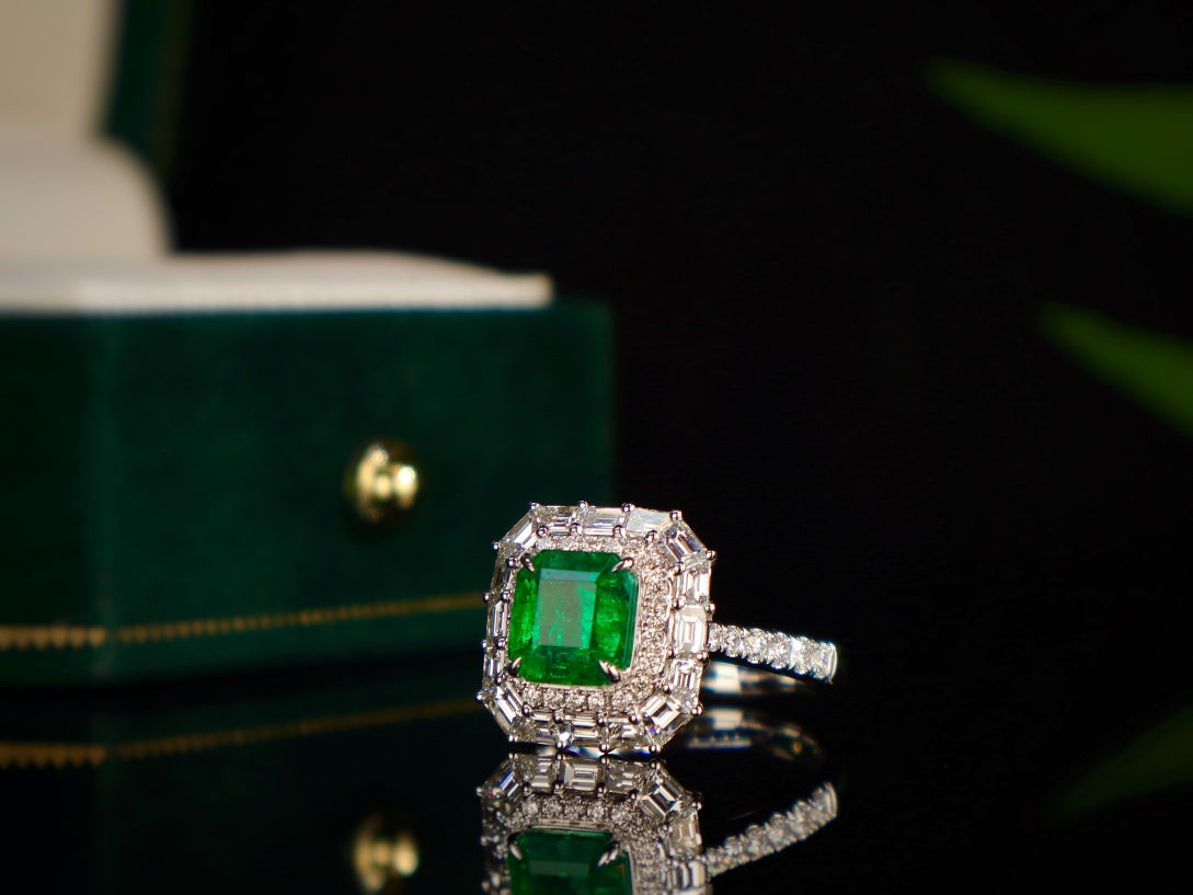 Anello con smeraldo: lussuoso gioiello verde vivido