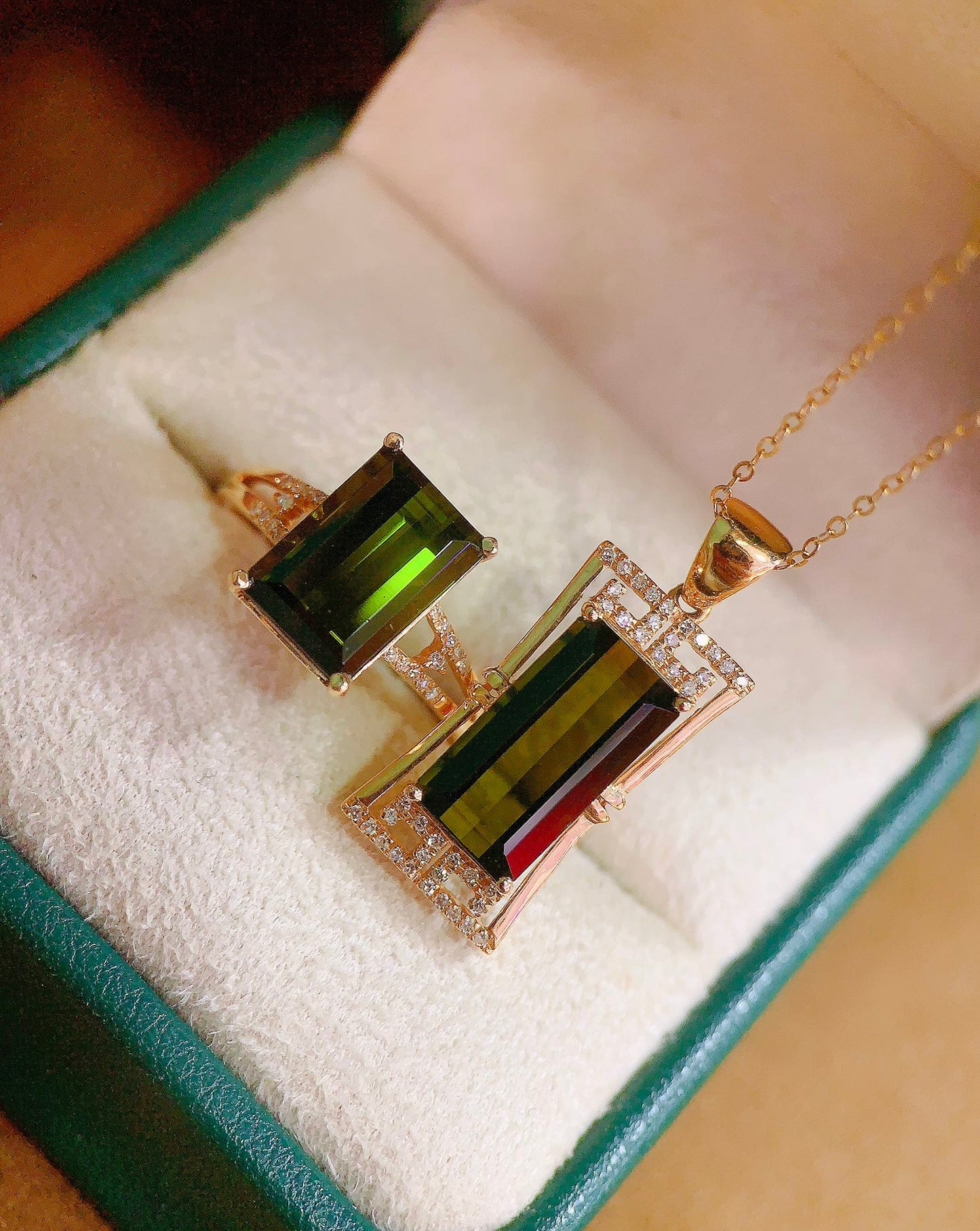 Exklusives Double 11-Schmuckset: 18 Karat Gold mit diamantbesetztem Bixbite-Ring und Anhänger