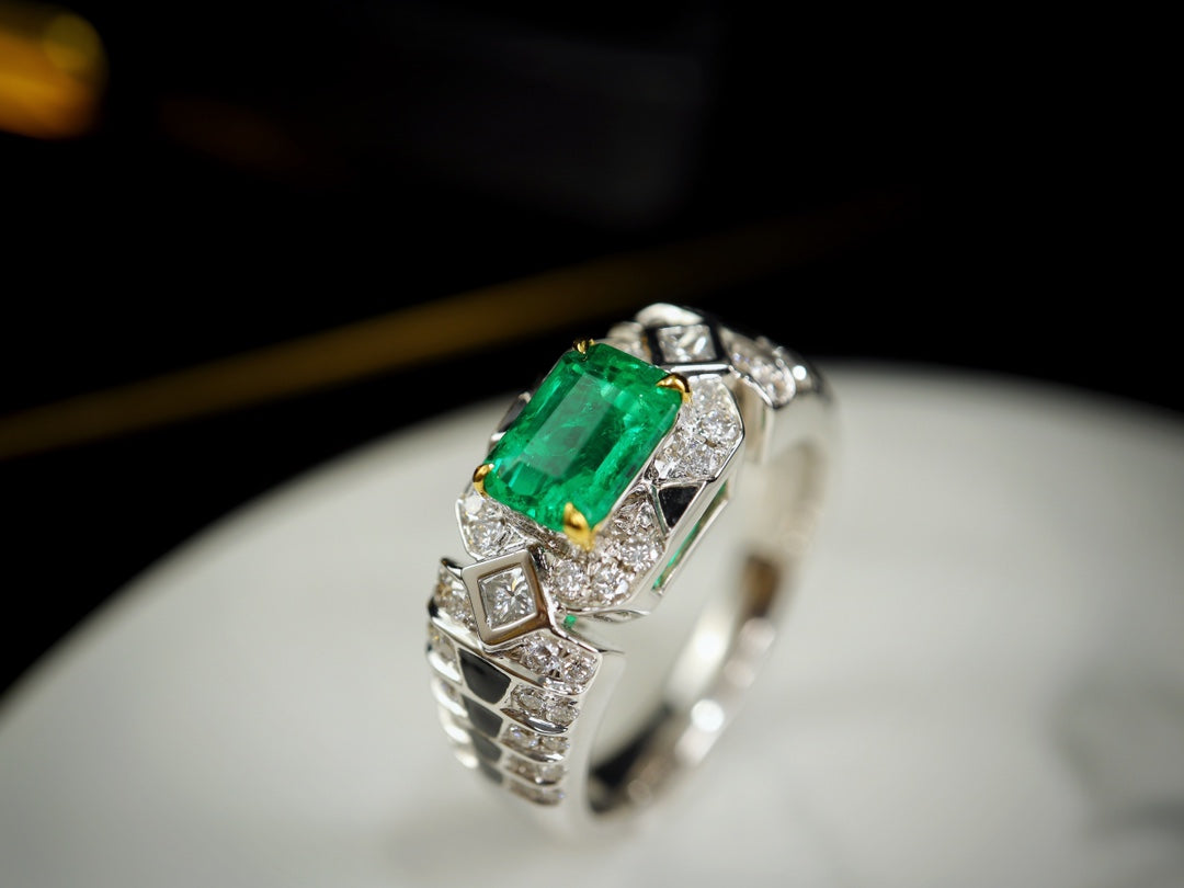 Anello vintage con smeraldo Panjshir: un gioiello unico