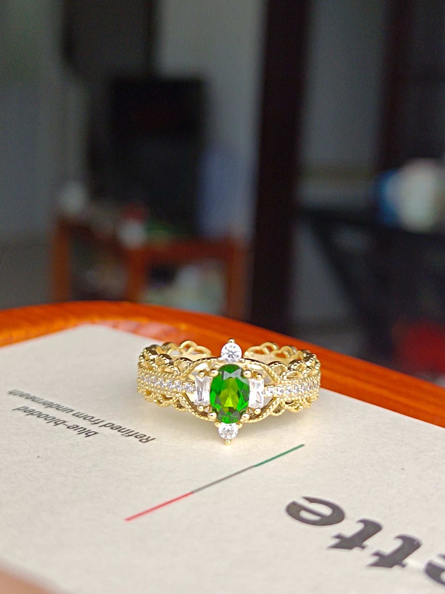 Unik diopsidering med spetsarstil - eleganta smycken