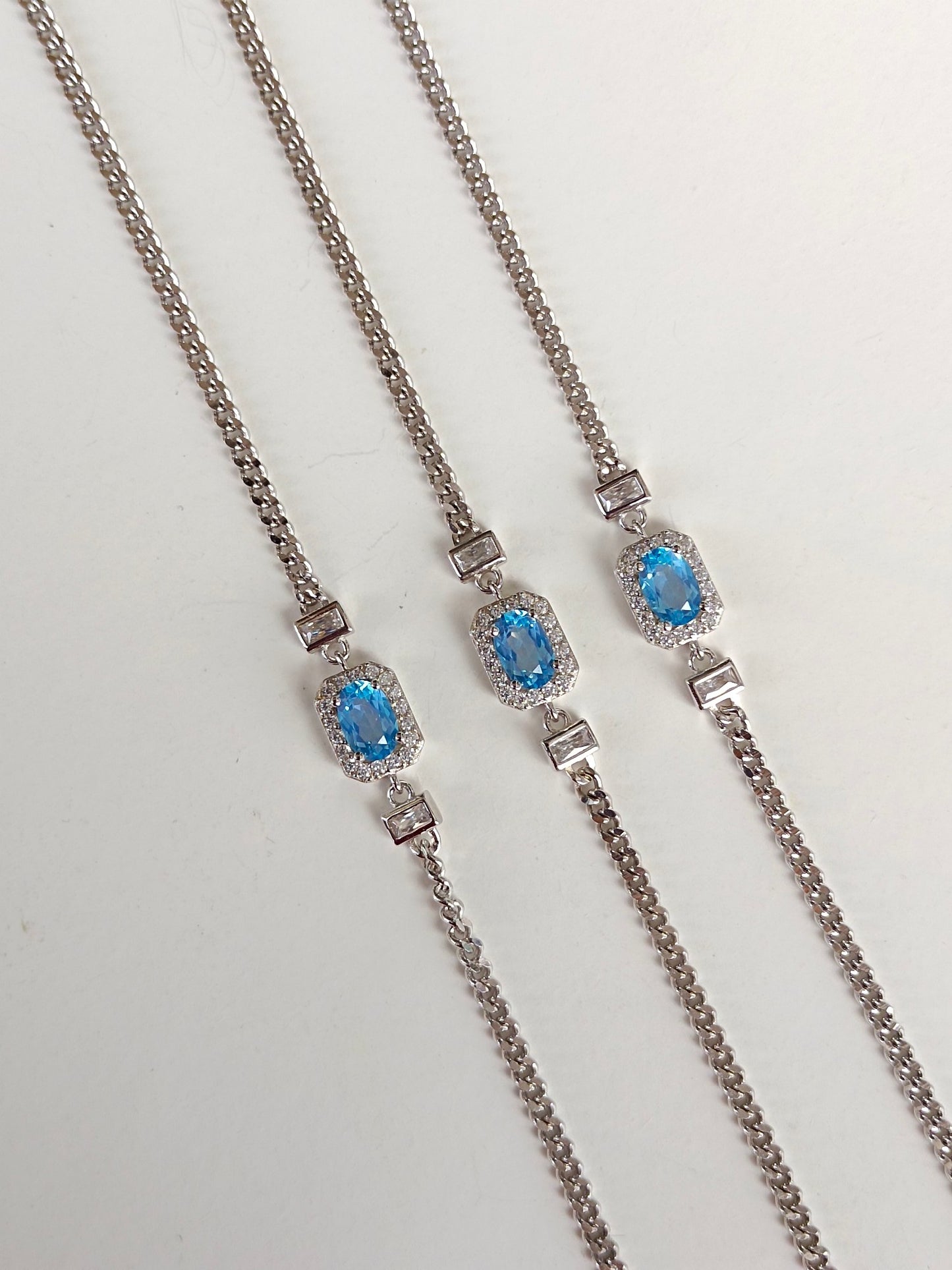 Squisito braccialetto svizzero con topazio azzurro naturale - Gioiello elegante