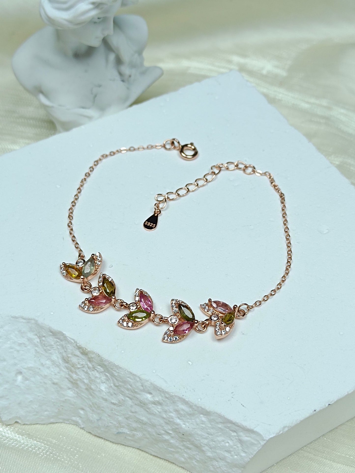 S925 Sølv Embedded Candy-farget Bixite-armbånd - Elegante og allsidige smykker