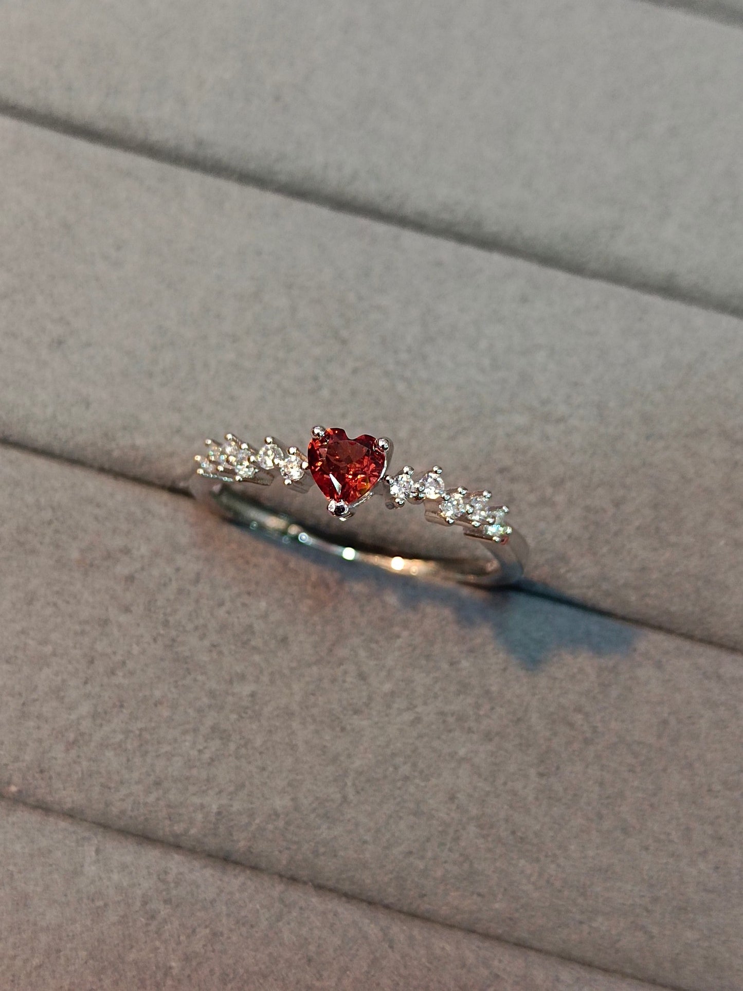 Inel cu granat în formă de inimă din argint S925 cu măiestrie din aur de 18K - Bijuterii elegante