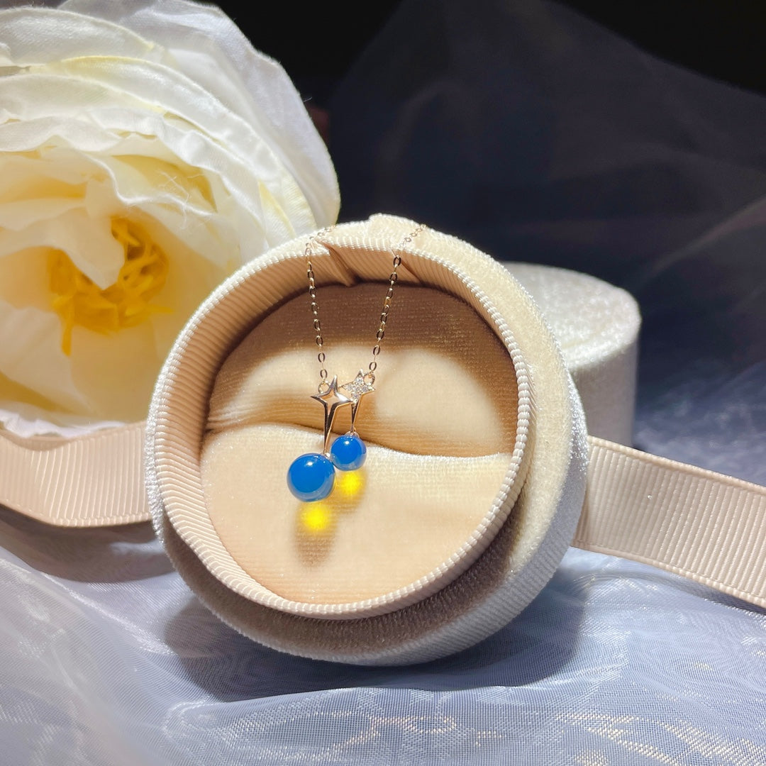 وصول جديد: قلادة من الكهرمان الأزرق الدومينيكي المضمنة بالذهب عيار 18 قيراط - مجوهرات أنيقة