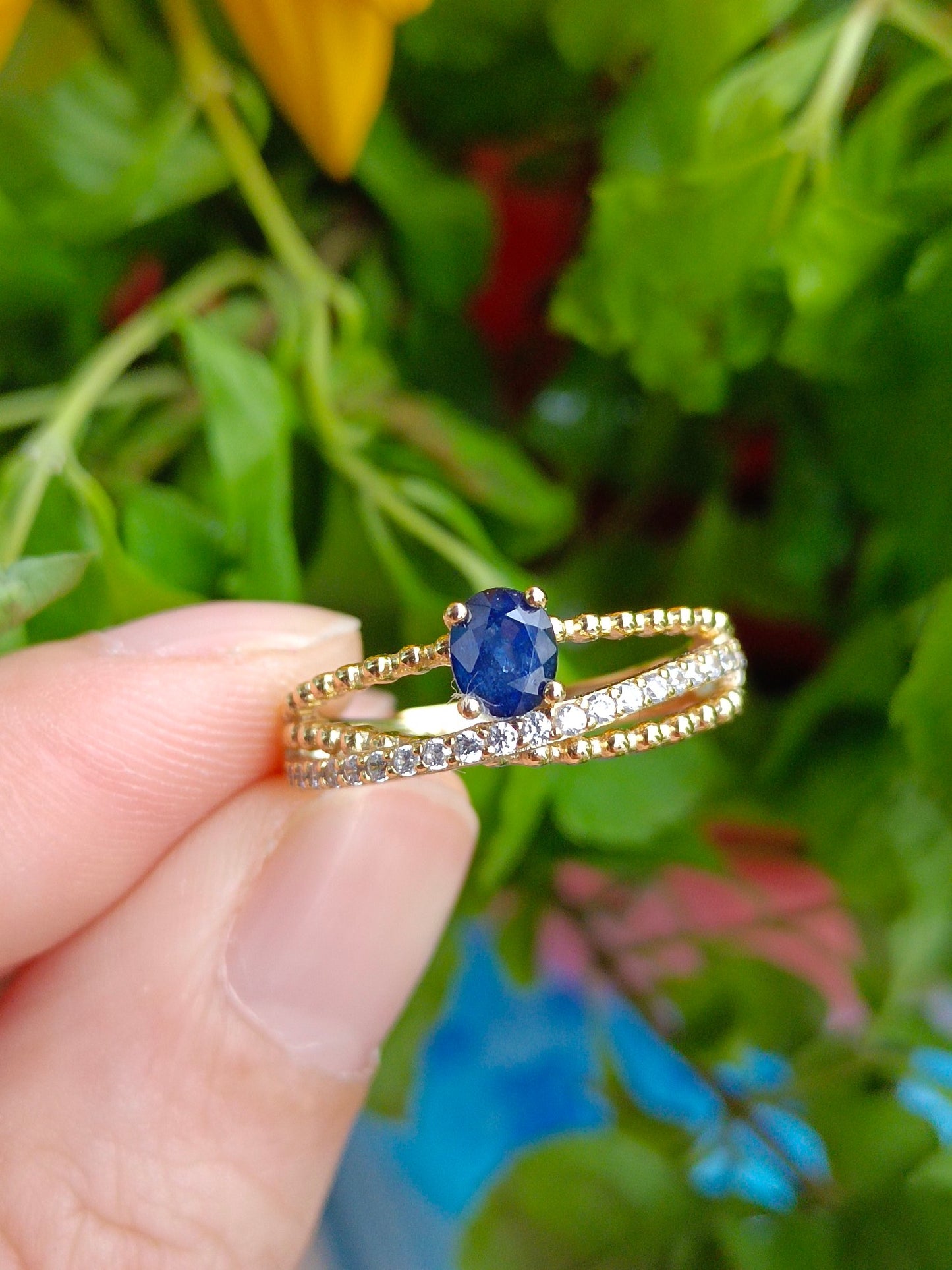 Anello con zaffiro naturale: un gioiello di intelletto, eleganza e saggezza
