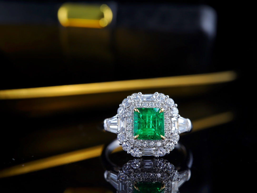 Anello con smeraldo: gioiello di alta qualità con eccezionale brillantezza